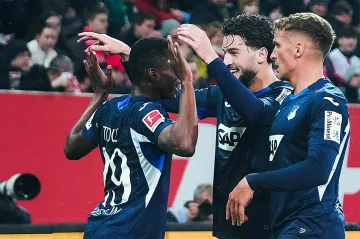 Hráči Hoffenheimu slaví vyrovnávací gól proti Augsburgu