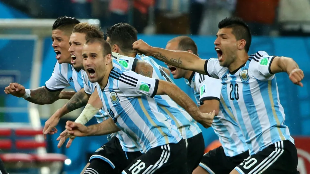 Radost argentinských hráčů po rozhodující penaltě Maxiho Rodrigueze
