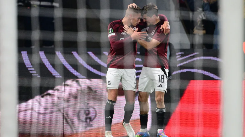 Martin Suchomel přijímá gratulaci od Lukáše Sadílka