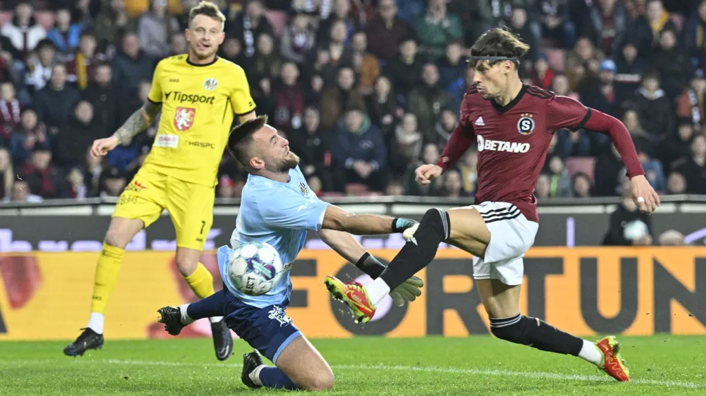 Veljko Birmančevič skóruje proti Hradci Králové