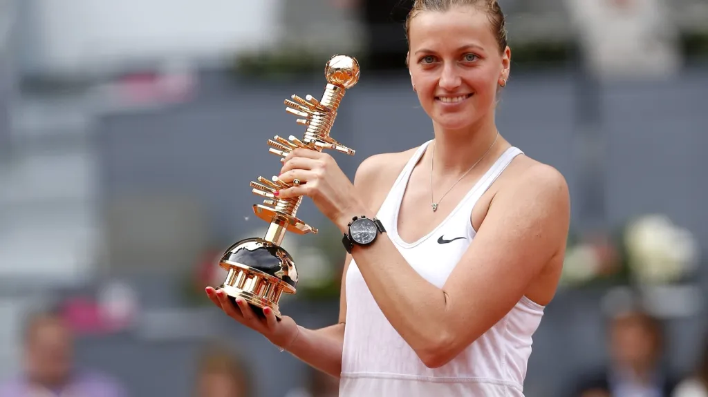 Petra Kvitová s trofejí za vítězství na turnaji v Madridu