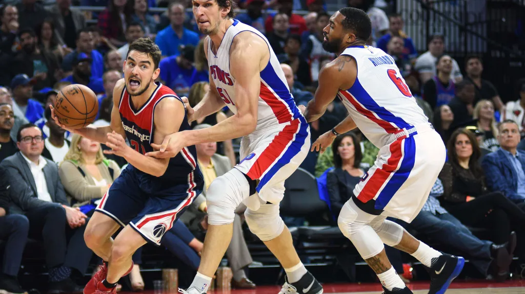 Tomáš Satoranský uniká hráčům Detroitu