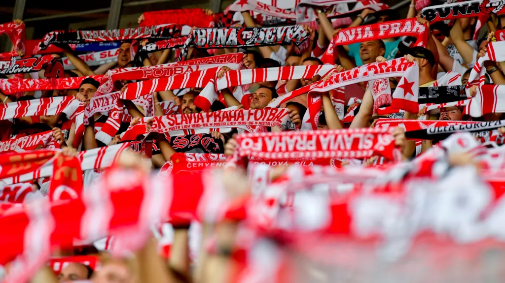 Fanoušci Slavie na stadionu v Edenu