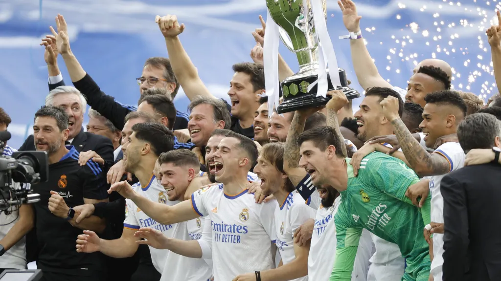 Fotbalisté Realu Madrid oslavují zisk mistrovského titulu
