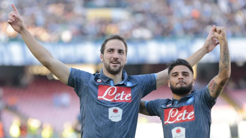 Hráči Neapole slaví výhru nad AS Řím