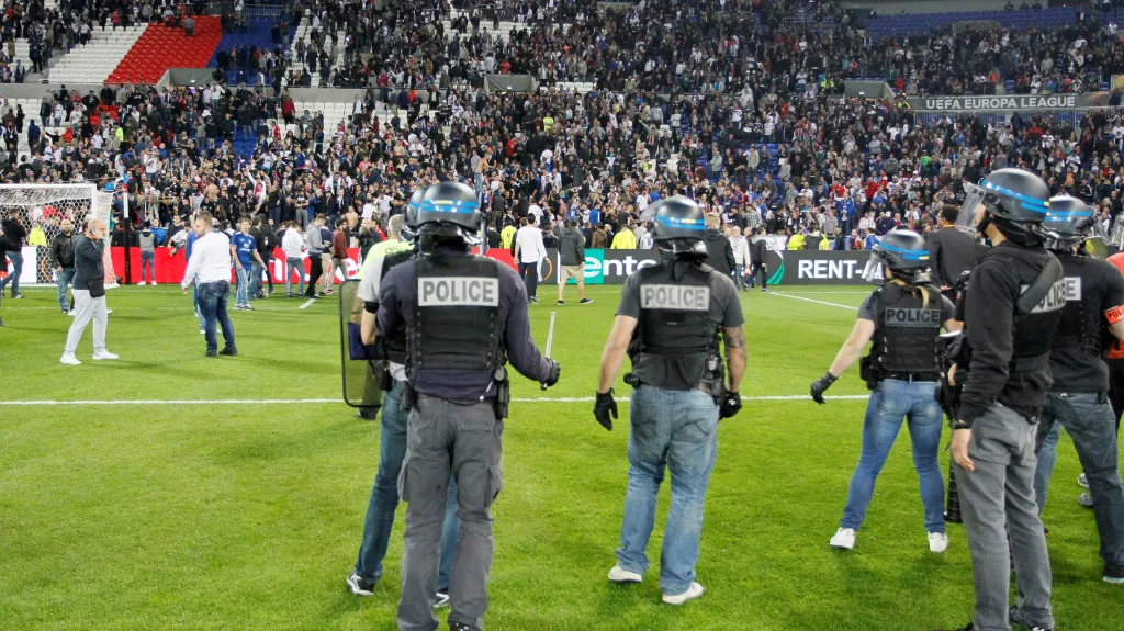 Policisté dohlížejí na fanoušky v Lyonu