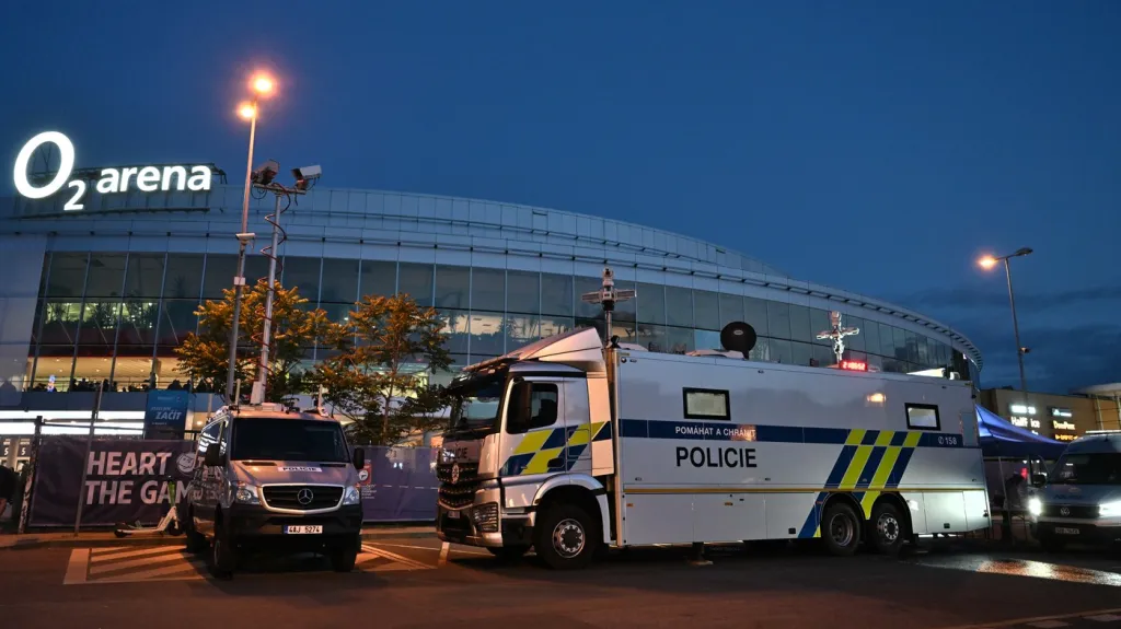 Policejní vůz před O2 arenou
