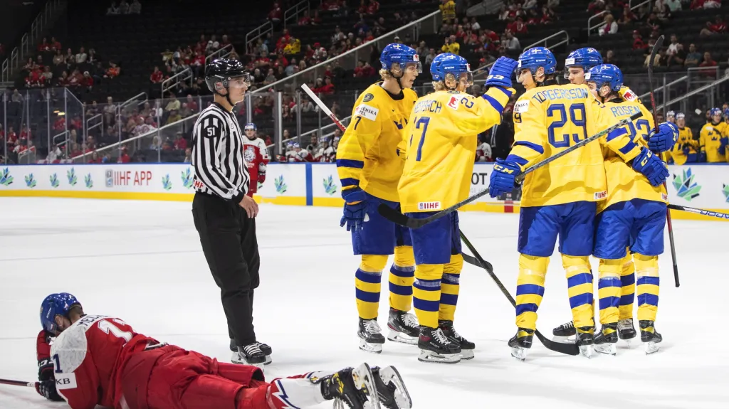 Švédští junioři se radují v utkání proti českému výběru