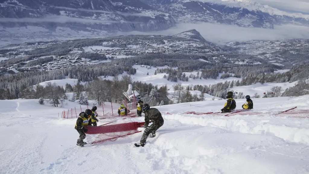 Sněhová nadílka odložila ženský sjezd v Crans Montaně