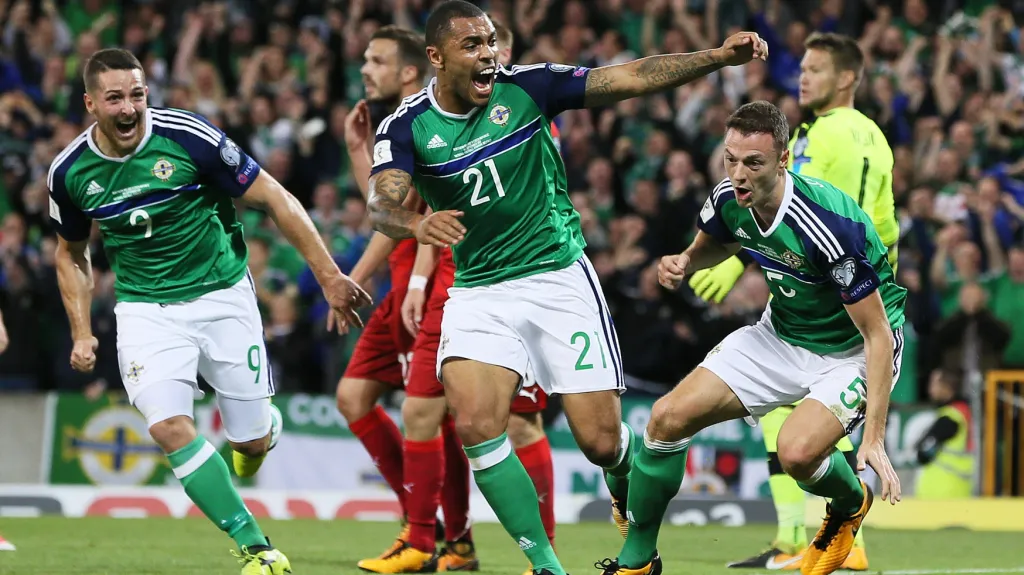 Fotbalisté Severního Irska slaví gól do sítě Tomáše Vaclíka