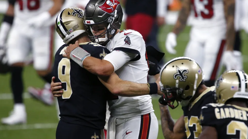 Drew Brees v objetí s Tomem Bradym