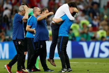 Chorvatský trenér Zlatko Dalič (v bílém) slaví postup se svým realizačním týmem