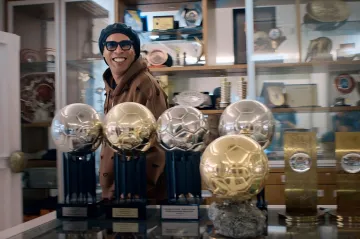 Svého druhu unikát. Fotbalista Ronaldinho v síni se svými trofejemi. Záběr z netflixového dokumentu