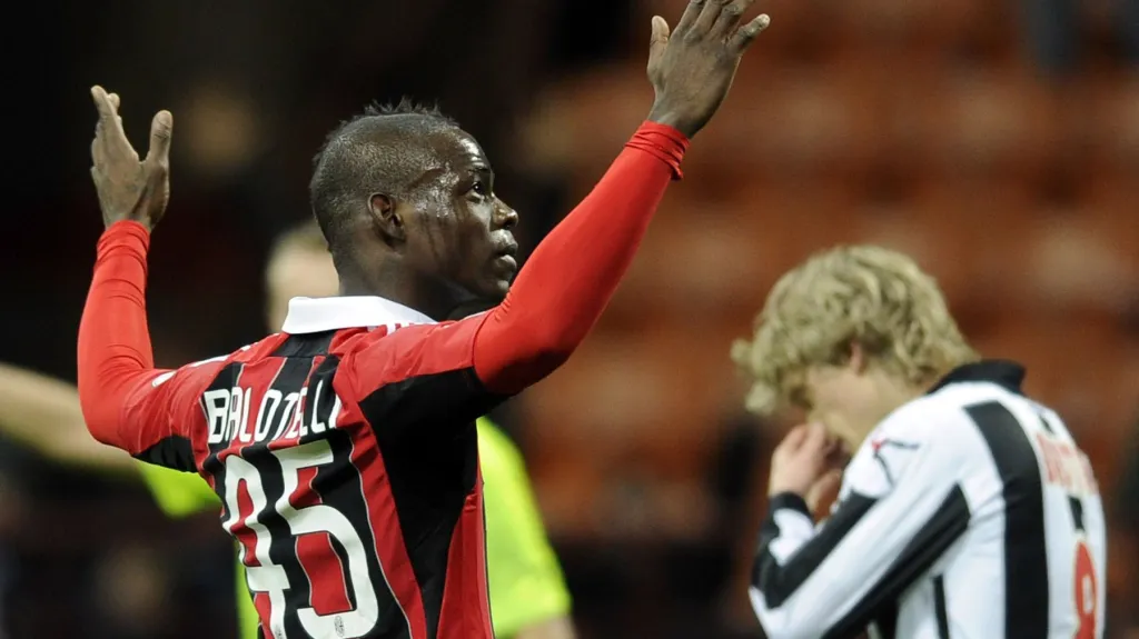 Balotelli slaví svůj první gól za Milán