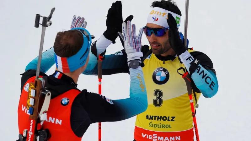 Čtvrtý Martin Fourcade s gratuluje vítězi stíhačky Emilienu Jacquelinovi