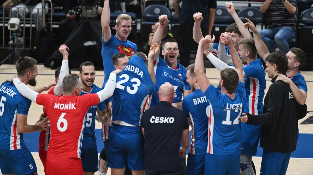 Čeští volejbalisté slaví postup do čtvrtfinále