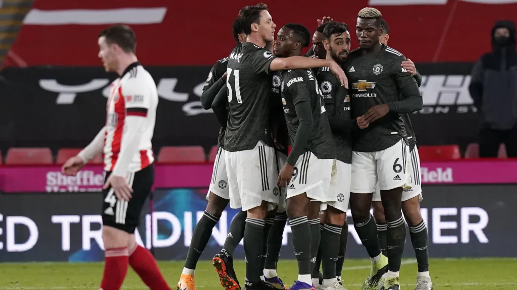 Fotbalisté Manchsteru United se radují z gólu v síti Sheffieldu United