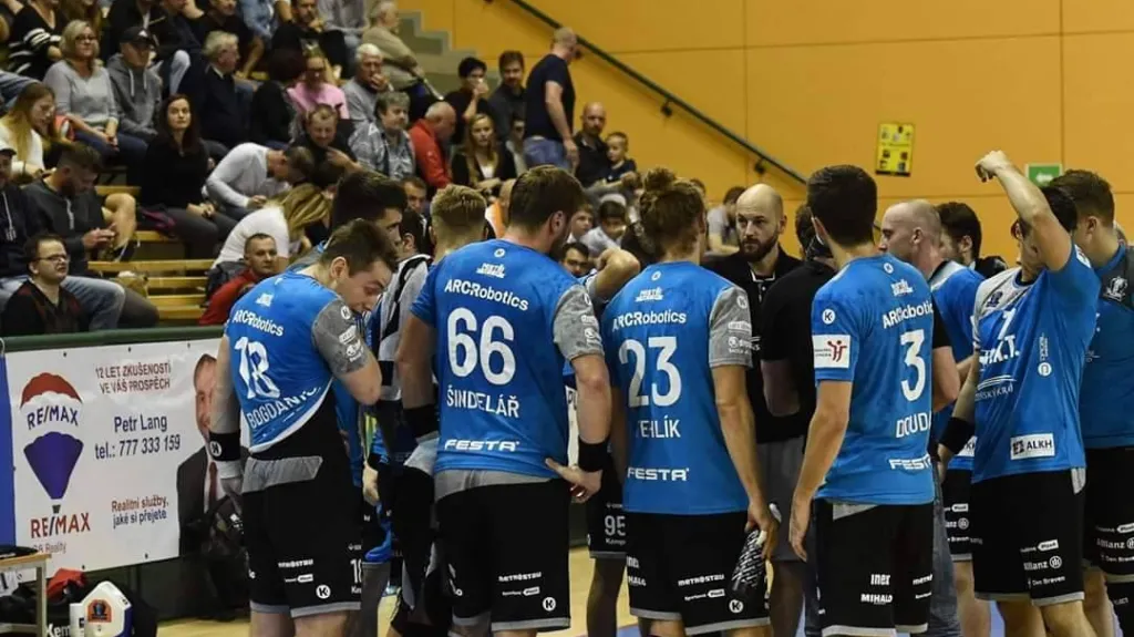 Hráči Talentu Plzeň při taktické poradě v průběhu utkání