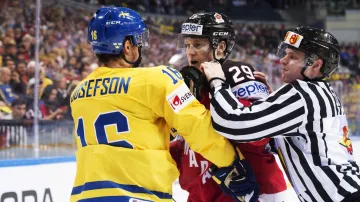 Švéd Jacob Josefson si vyměňuje názory s Nathanem MacKinnonem z Kanady