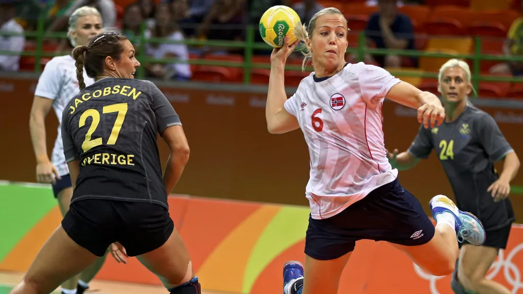 Norská házenkářka Lokeová střílí na branku Švédska