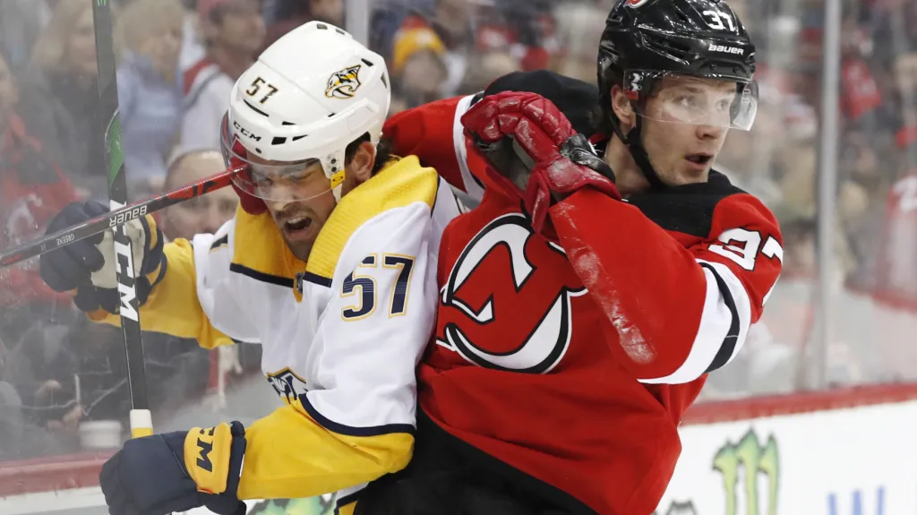 Pavel Zacha (vpravo) vs. Dante Fabbro