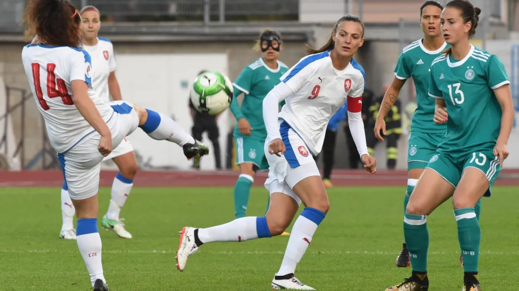 Zleva české hráčky Petra Vyštejnová a Lucie Voňková v zápase proti Německu
