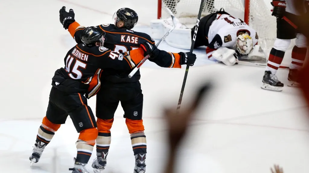 Ondřej Kaše se raduje z výhry Anaheimu