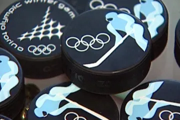 Hokejové puky pro olympiádu v Turíně