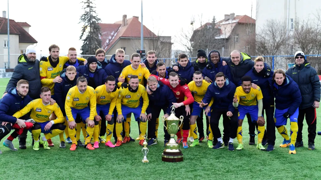 Fotbalisté Zlína s trofejí pro vítěze Tipsport ligy