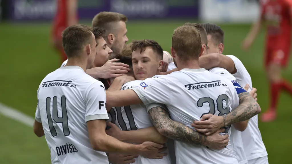Fotbalisté Slovácka se radují z gólu v síti Brna