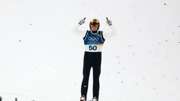 Dramatický závěr mužského závodu na velkém můstku