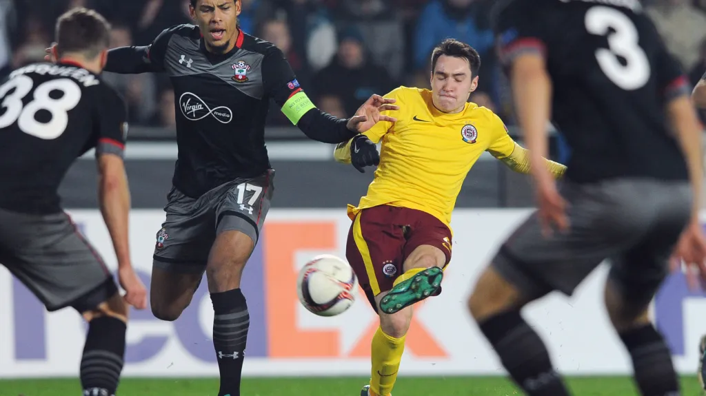 Vjačeslav Karavajev (ve žlutém) v utkání proti Southamptonu