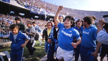 Diego Maradona slaví zisk italského titulu