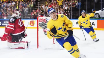 Švédský reprezentant Filip Forsberg se raduje z gólu v síti Kanady