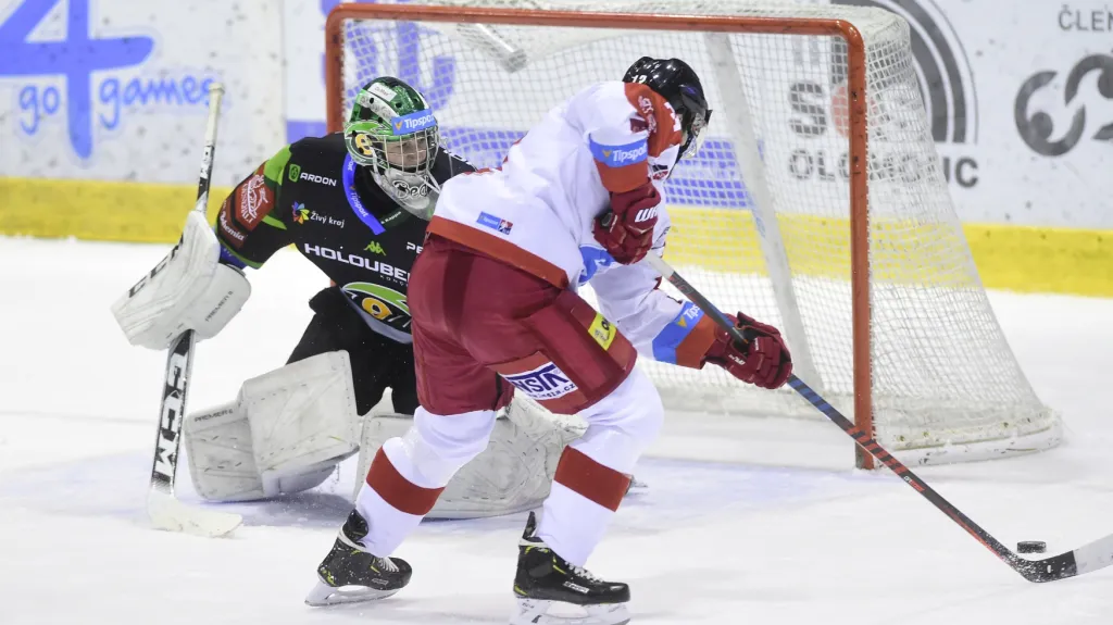 Olomoucký útočník Jan Knotek překonává bekhendem gólmana Jana Bednáře