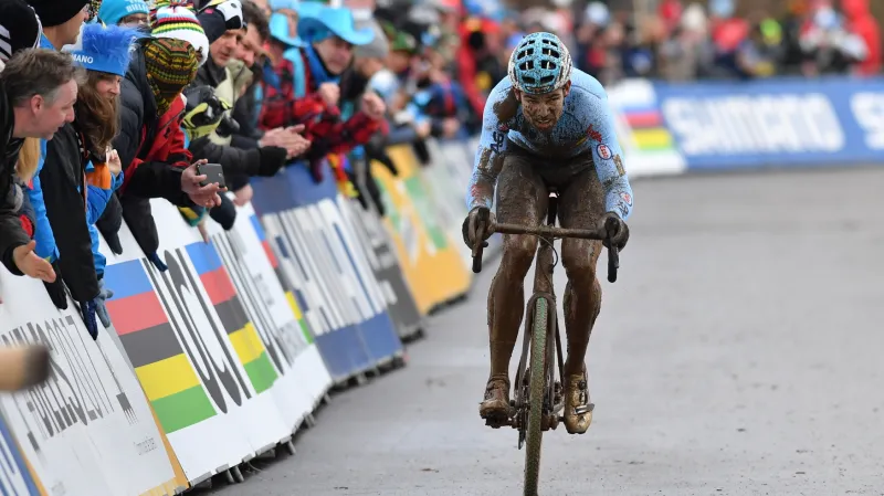 Cyklokrosovým šampionem je podruhé van Aert