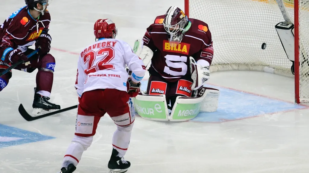 Vladimír Dravecký z Třince střílí gól Matěji Machovskému ze Sparty