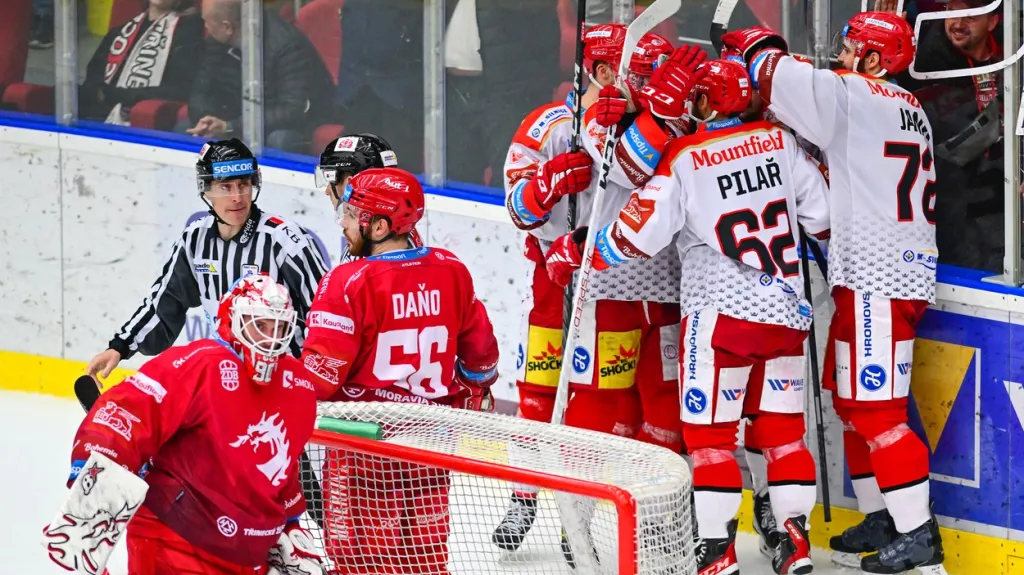 Hokejisté Hradce Králové se radují v utkání proti Třinci