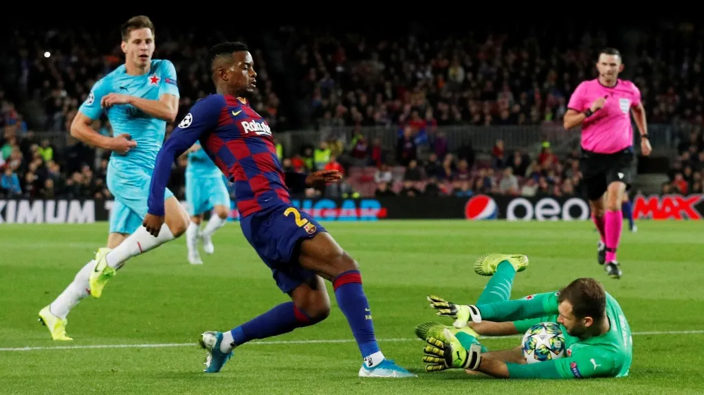 Ondřej Kolář ze Slavie chytá míč v utkání Ligy mistrů v Barceloně