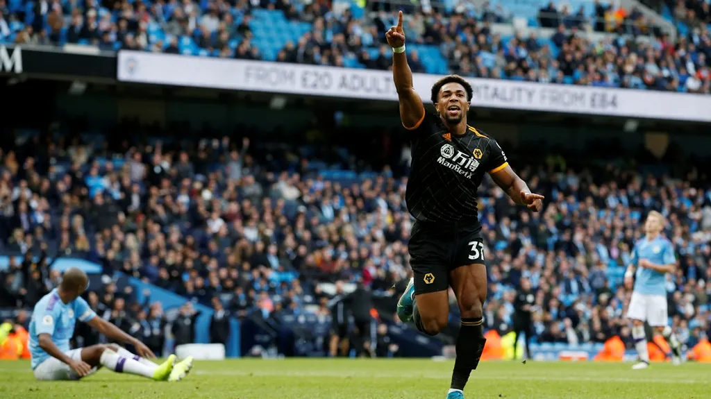 Adama Traoré z Wolverhamptonu se raduje z gólu v síti Manchesteru City