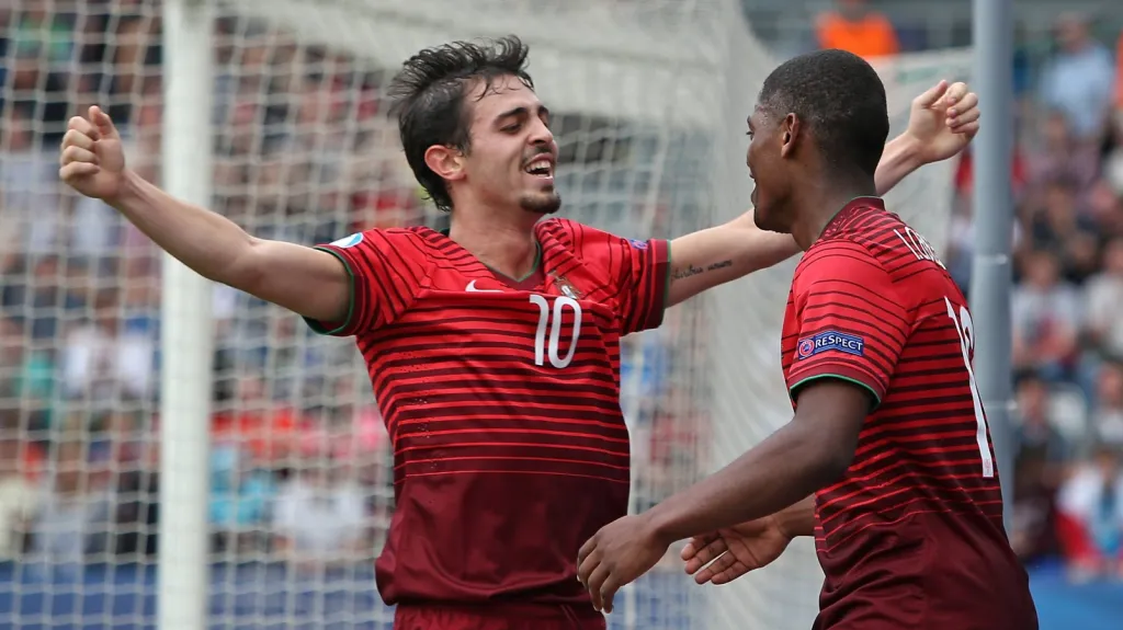 Bernardo Silva (vlevo) slaví vstřelenou branku portugalské jednadvacítky