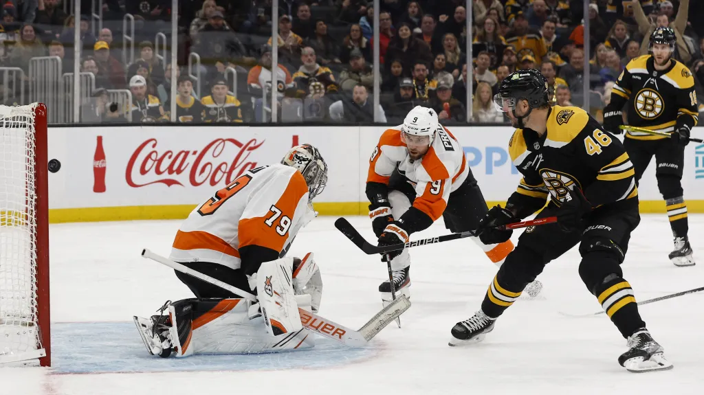 David Krejčí z Bostonu střílí gól v utkání NHL