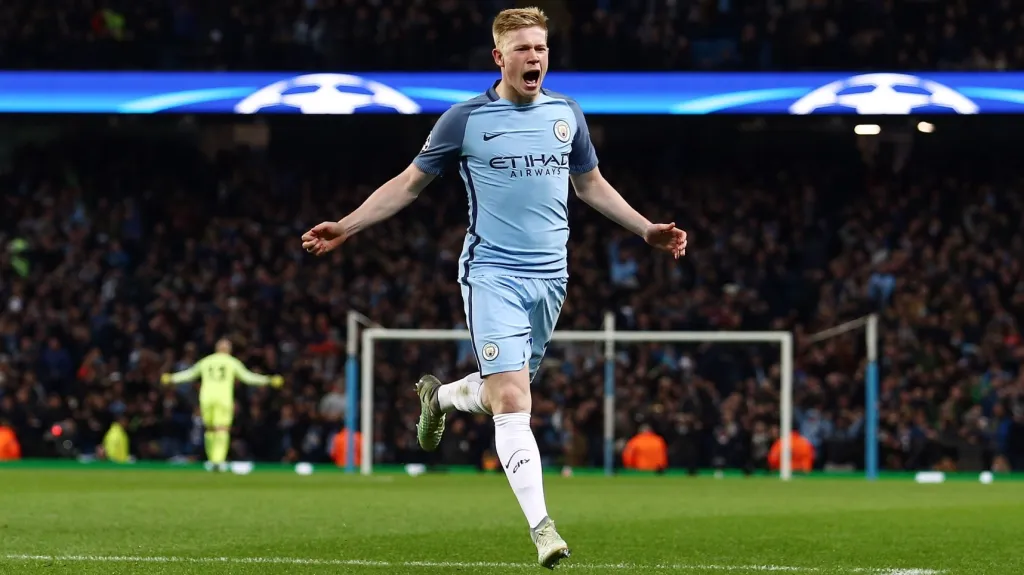 Kevin de Bruyne slaví vstřelený gól do sítě Barcelony