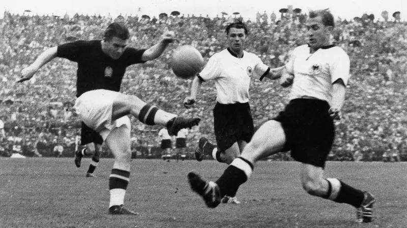 Ferenc Puskás (vlevo) ve finále MS 1954