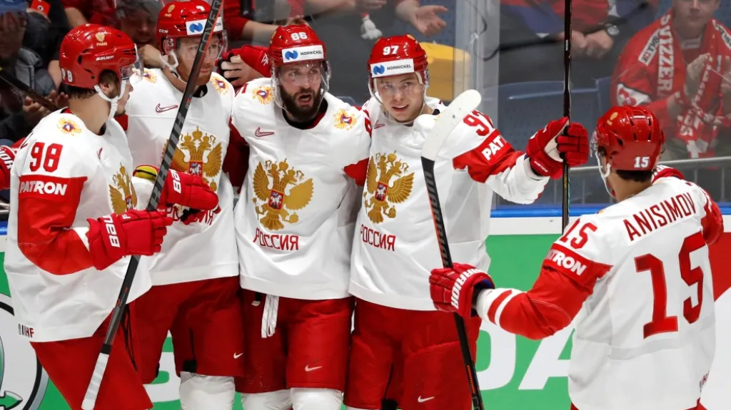 Nikita Kučerov (č. 86) slaví gól se spoluhráči z Ruska