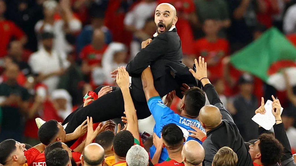 Trenér Maroka Valíd Radžradžuí na rukou svých svěřenců 