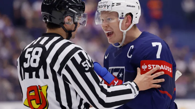 Brady Tkachuk v rozepři s rozhodčím