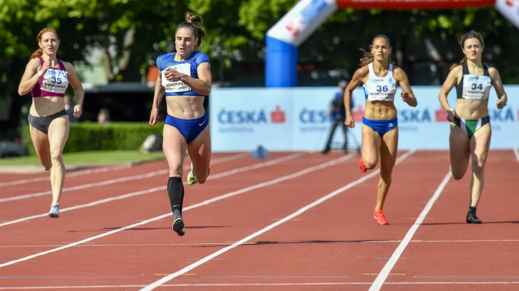 Lada Vondrová (druhá zleva) si běží pro vítězství