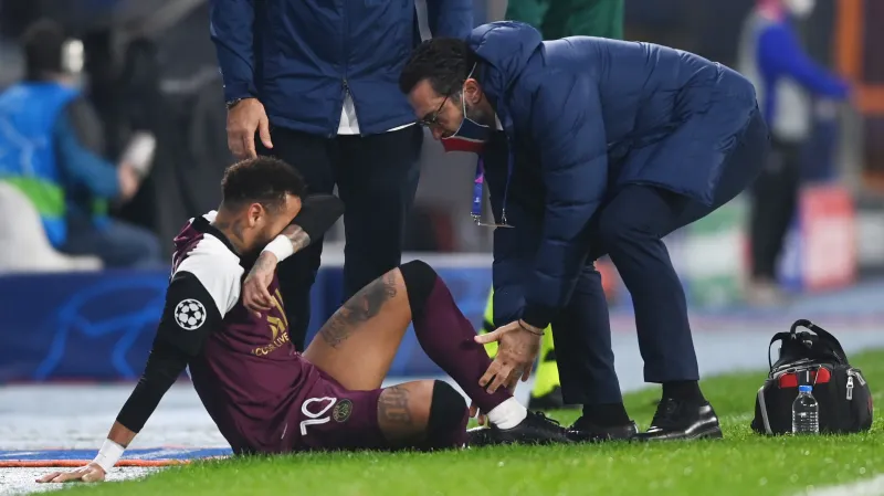 Zraněný Neymar z PSG