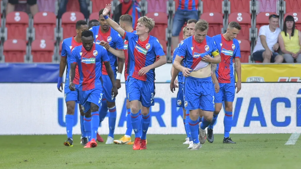 Fotbalisté Plzně se radují z gólu